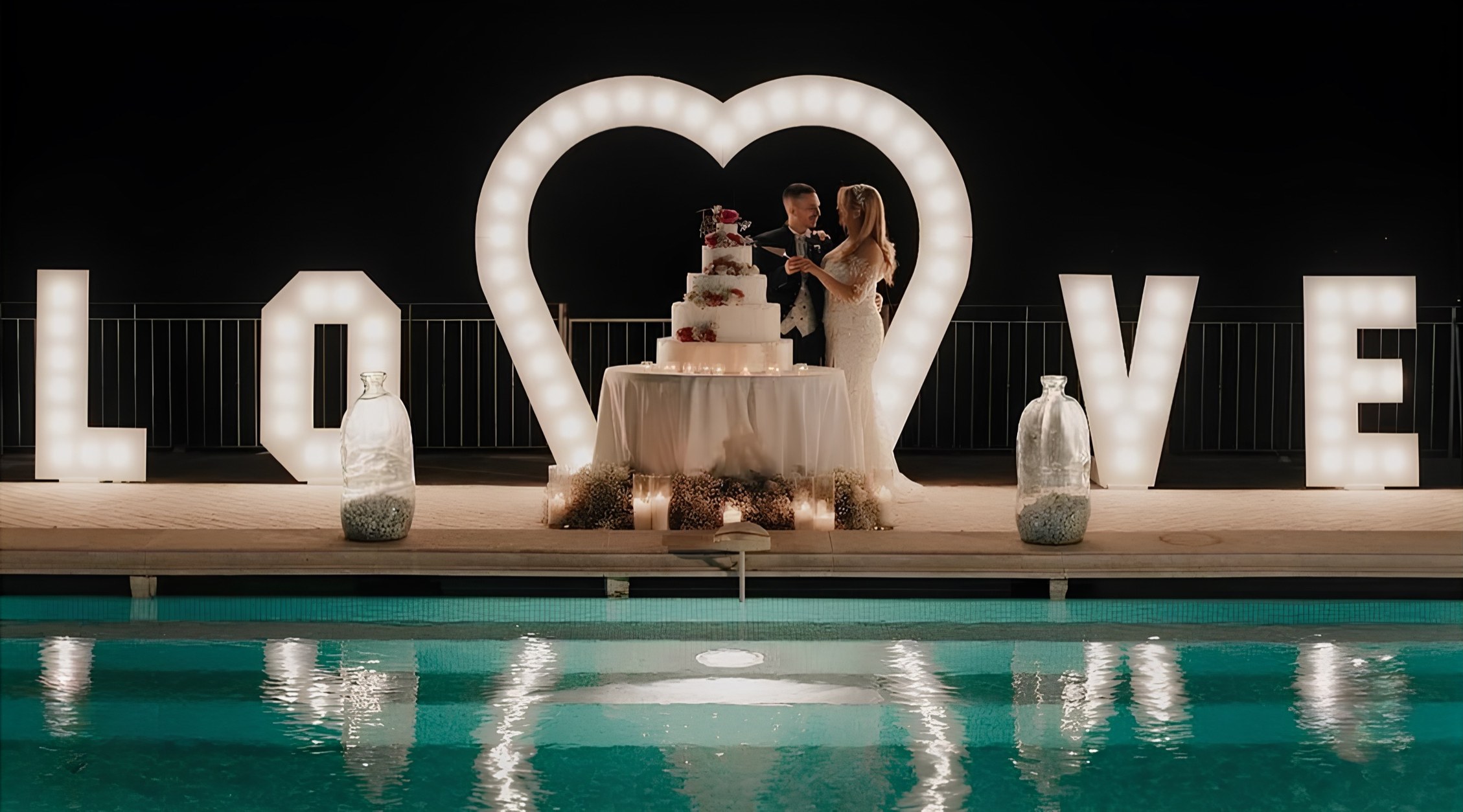 Scritta LOVE luminosa a bordo piscina